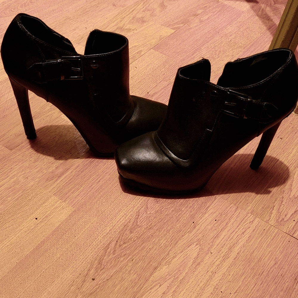 Guess booties - Picture 2 of 3